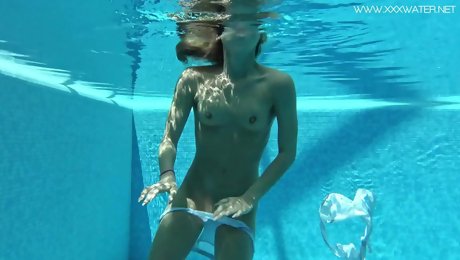 Hot Us Blondie Lindsey Cruz Swims Naked In The Pool